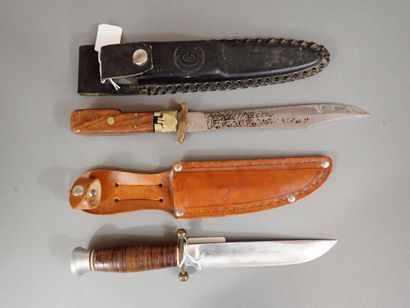 Deux couteaux de chasse. Un de marque Tenax...