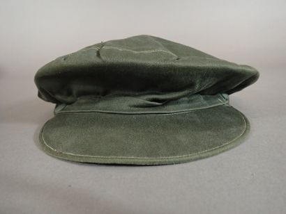 Lot de deux casquettes en toile verte, une...