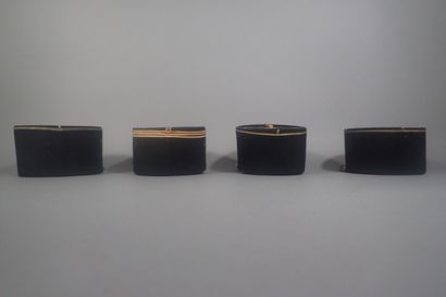 Quatre képis. Trois pour l’artillerie avec...