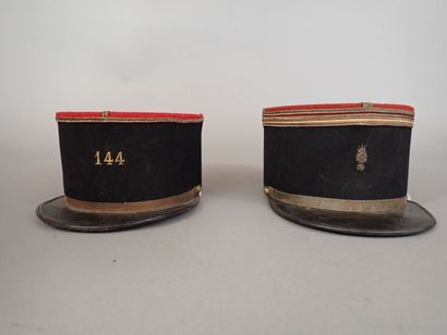 Deux képis et un plastron d’officier. Un...