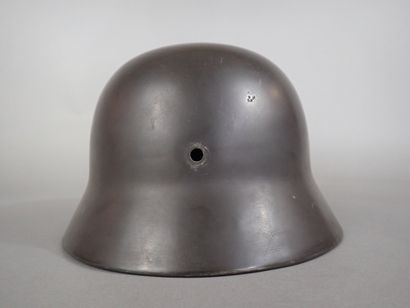 Coque de casque modèle 1935 en acier peint....