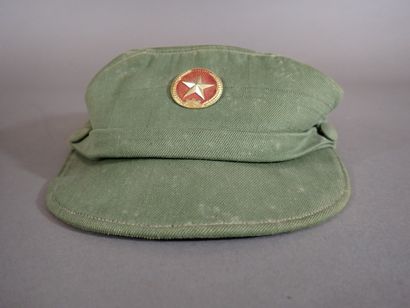 Lot de deux casquettes en toile verte, une...
