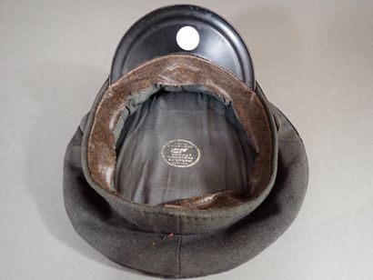 Casquette soviétique en drap gris à passepoil...