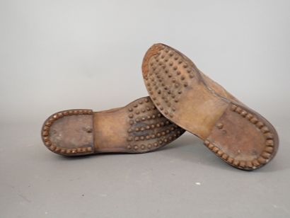 Une paire de brodequins en cuir à semelle...