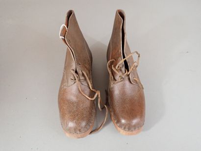 Paire de galoches en cuir à semelle de bois....