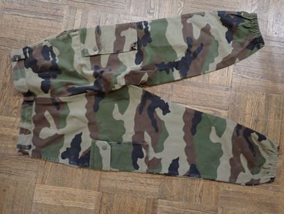 Ensemble veste et pantalon en treillis camouflé...