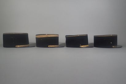 Quatre képis. Trois pour l’artillerie avec...