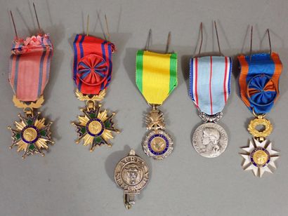 Lot de 5 décorations civiles et militaires:...