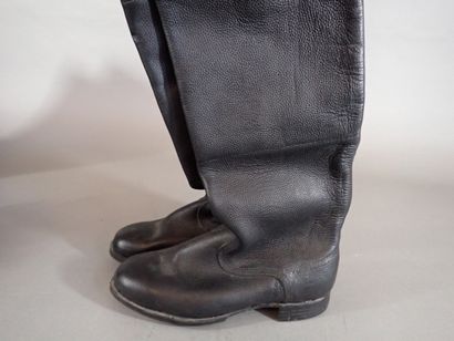 Paire de bottes soviétiques en cuir noir...