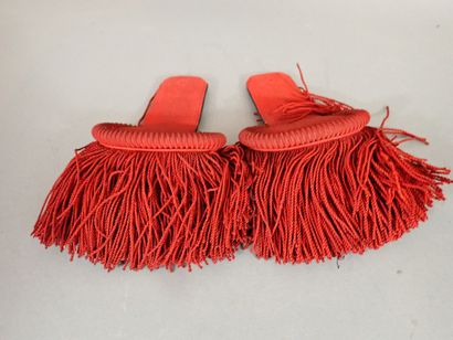 Paire d’épaulettes en tissu rouge doublé...