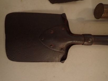 Lot: pelle bêche allemande, le fer daté 1915...