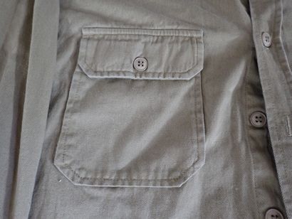 Trois chemises Chino en coton, avec épaulettes....