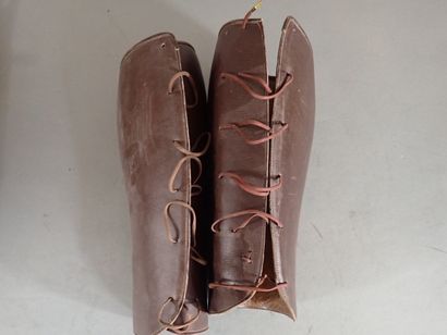 Trois paires de jambières ou houseaux en...
