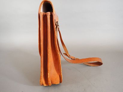 Sacoche porte-carte en cuir fauve à plusieurs...