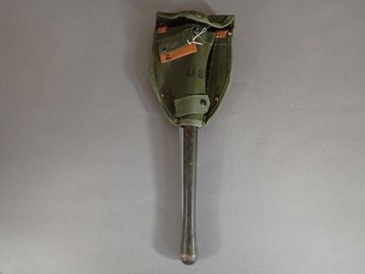 Lot de trois outils individuels : pelle pliante...