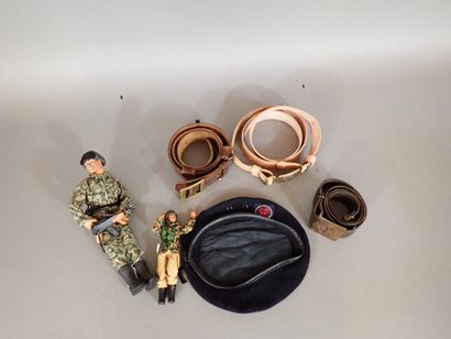 Lot: trois ceinturons en cuir dont un modèle...