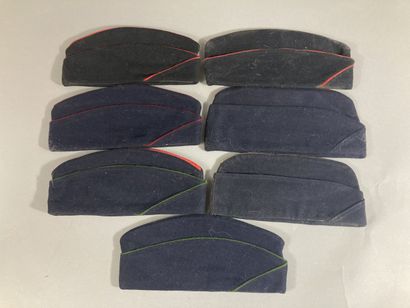 Sept bonnets de police en drap bleu ou noir...