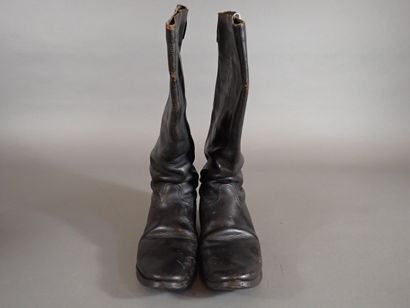 Paire de bottes d’officier en cuir gaufré....