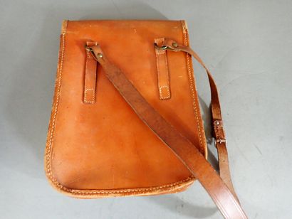Sacoche porte-carte en cuir fauve à plusieurs...