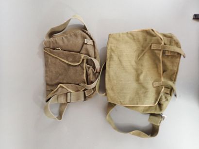 Deux musettes TTA modèle 1950 en toile avec...