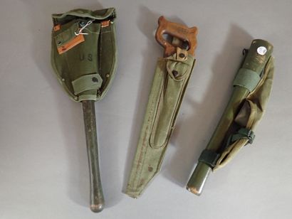Lot de trois outils individuels : pelle pliante...