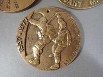 3 médailles de table en bronze, sur les troupes...