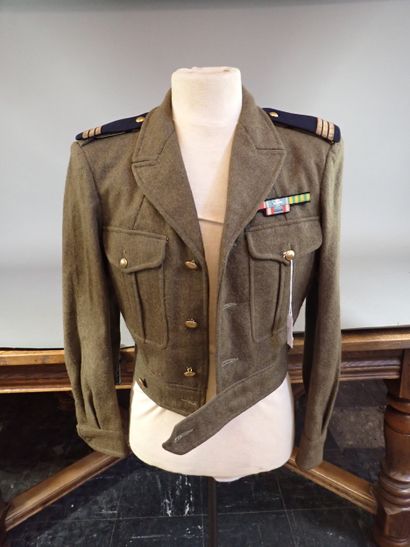 Uniforme d’un capitaine en Algérie. Blouson...
