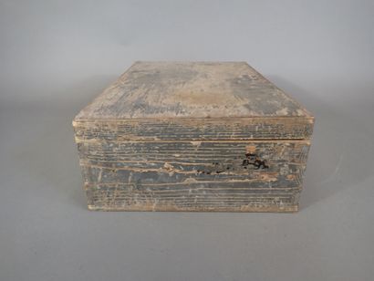 Valise en bois peint vert contenant : 19...