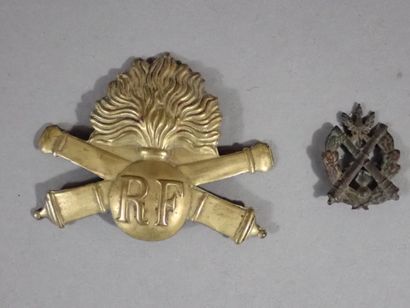 Lot de deux insignes. Un insigne de coiffure...