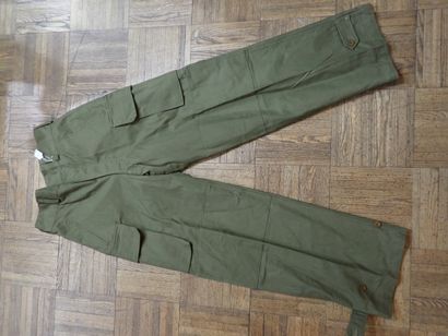 Pantalon modèle 47 en toile verte, tamponné...