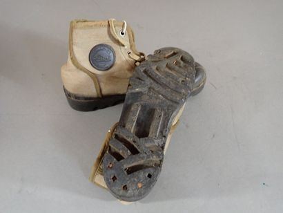 Deux paires de chaussures de brousse (Pataugas)...
