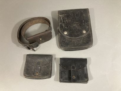 Lot d’équipements en cuir noir: un porte-carte...