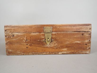 Coffret orné sur le couvercle d’une plaque...