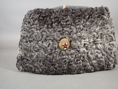 Papakha. Toque russe d’officier supérieur...