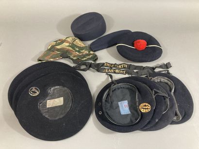 Six bonnets de polices en drap bleu marine...