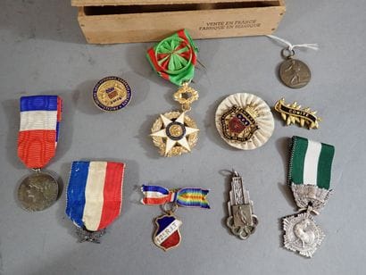 Ensemble de décorations civiles et insignes...
