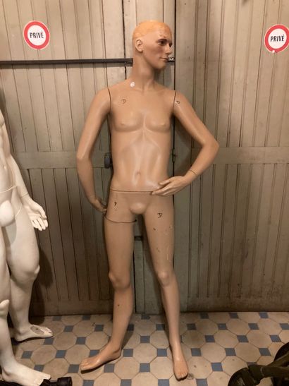 Mannequin homme en résine peinte chair. Fabrication...