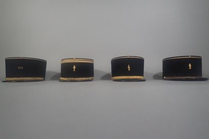 Quatre képis. Trois pour l’artillerie avec...