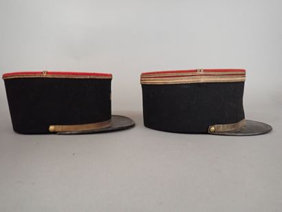 Deux képis et un plastron d’officier. Un...