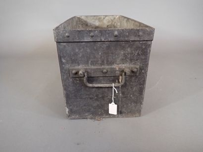 Caisse rectangulaire en métal riveté. 28x52x26...