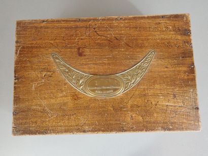 Coffret orné sur le couvercle d’une plaque...