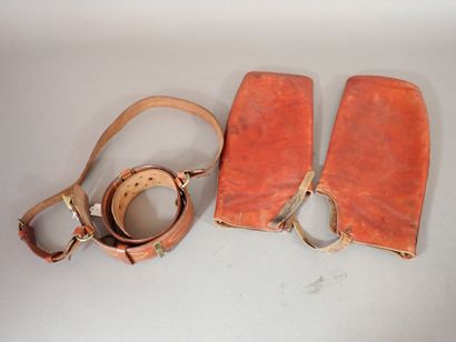 Un ceinturon Sam Brown Belt avec baudrier...