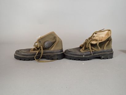 Une paire de brodequins en cuir à semelle...