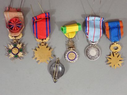 Lot de 5 décorations civiles et militaires:...