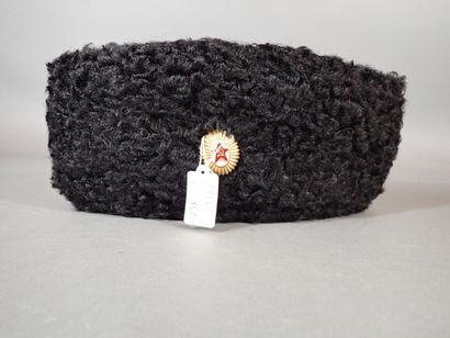 Papakha. Toque russe d’officier en fourrure...