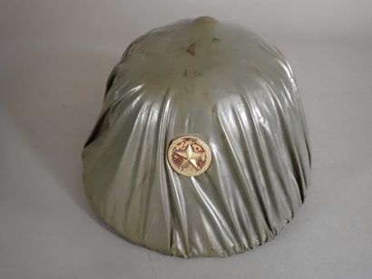 Casque Nord Vietnamien en carton toilé kaki....