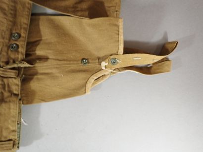 Uniforme soviétique en forte toile kaki comprenant...