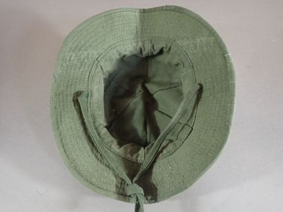 Lot de deux bobs et un chapeau de brousse...