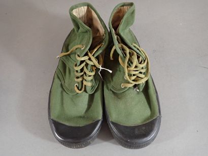 Deux paires de chaussures de brousse en toile...