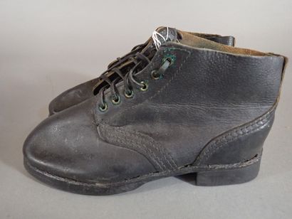Paire de brodequins soviétiques en cuir noir....